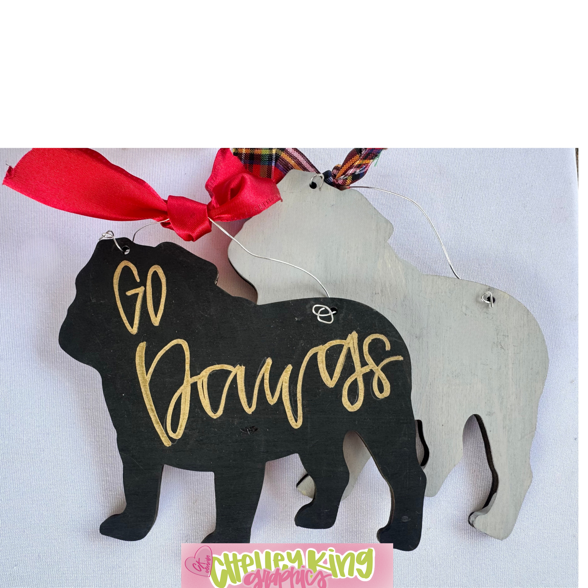Hand painted and lettered personalized art- Bulldogs Dawgs dog Christmasn Ornament or gift tag

Approximately 6" ...

Just let us know what you would like it to say, the color bow, and the color writing!:)

Would you like a custom color or design?&nbsp; Please reach out to me at chelley@chelleyking.com!

chelleykingdesigns.com