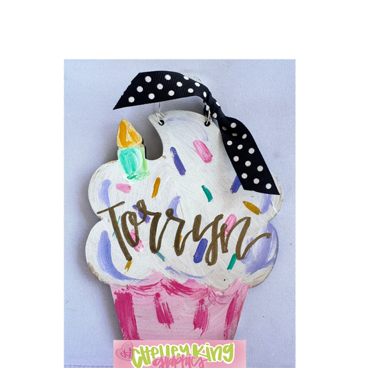 Hand painted and lettered personalized art- Birthday cupcake Christmas Ornament or gift tag&nbsp;

Approximately 6" ...

Just let us know what you would like it to say, the color bow, and the color writing!:)

Would you like a custom color or design?&nbsp; Please reach out to me at chelley@chelleyking.com!

chelleykingdesigns.com